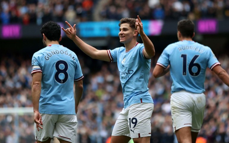 Sem Haaland, City leva susto, mas goleia Liverpool de virada no Campeonato Inglês