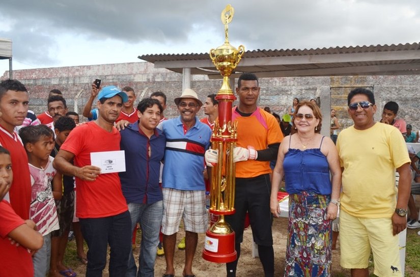 Prefeita Lucila Toledo prestigia final da Copa Cajueiro de Futebol Amador