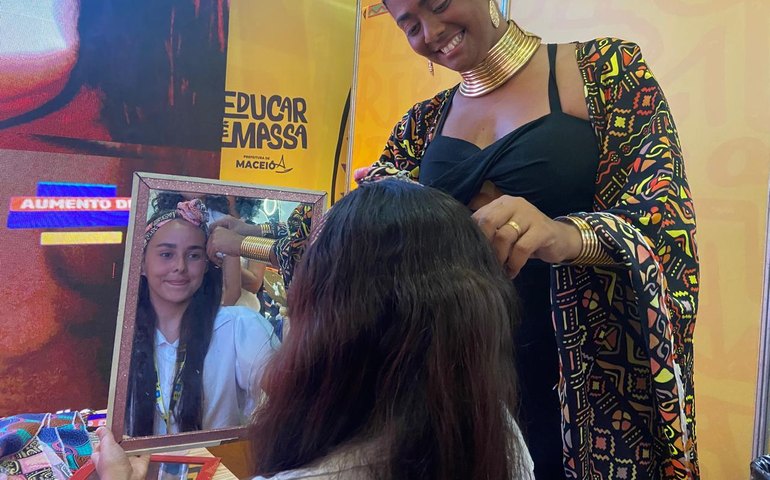 Amarração de turbantes encanta público no estande da Semed