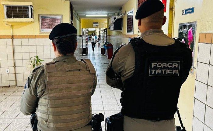 Policiais militares em sessões eleitorais