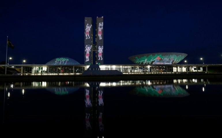 Congresso recebe projeção de frases e imagens sobre a marcha dos povos indígenas