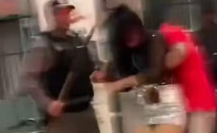 Mulher é agredida com pedaço de pau por PM durante festa em Batalha, Alagoas Mulher é agredida com pedaço de pau por PM durante festa em Batalha, Alagoas