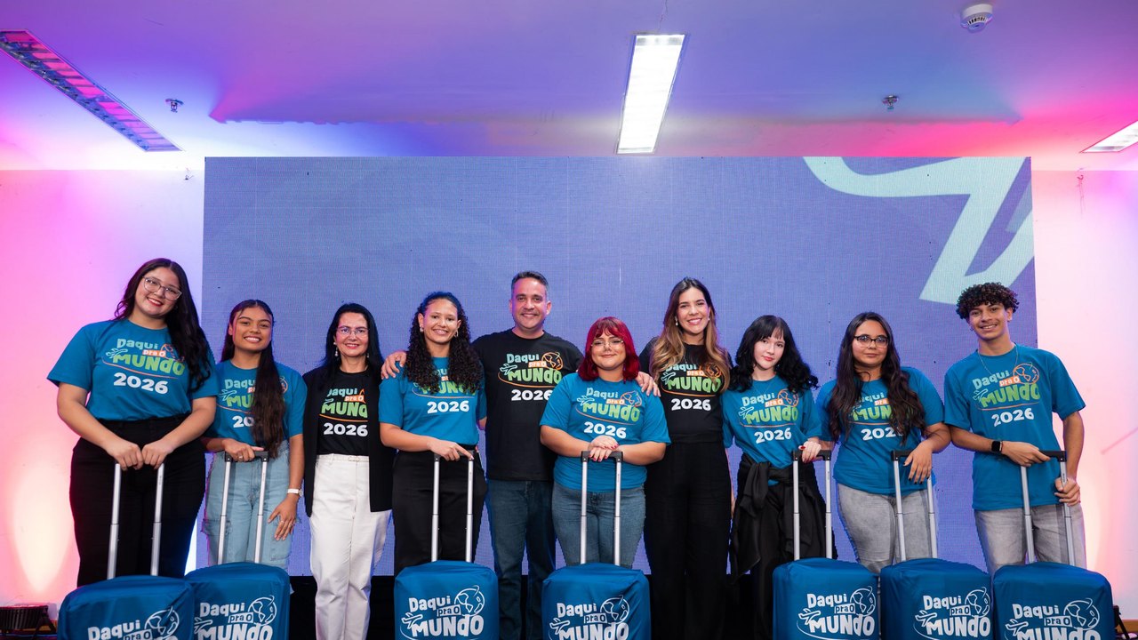 Paulo Dantas entrega kits do Daqui Pro Mundo para os 150 estudantes aprovados no intercâmbio