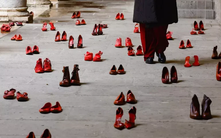 Lei que pune feminicídio com prisão perpétua entra em vigor na Itália