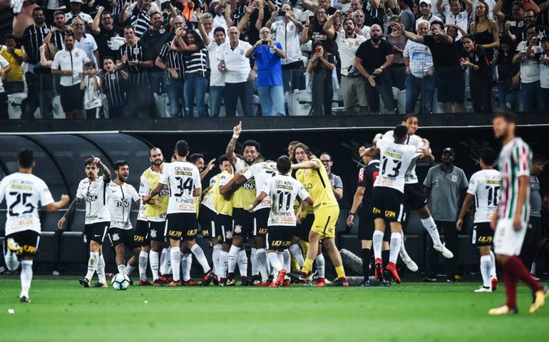 Corinthians vence o Fluminense e é campeão brasileiro