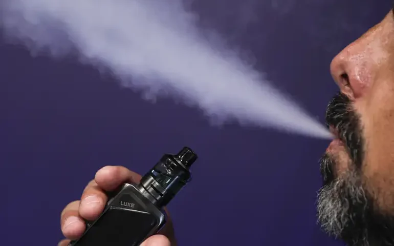 Jovem de 20 anos descobre que não vai passar dos 40 depois dos pulmões entrarem em colapso com uso do vape