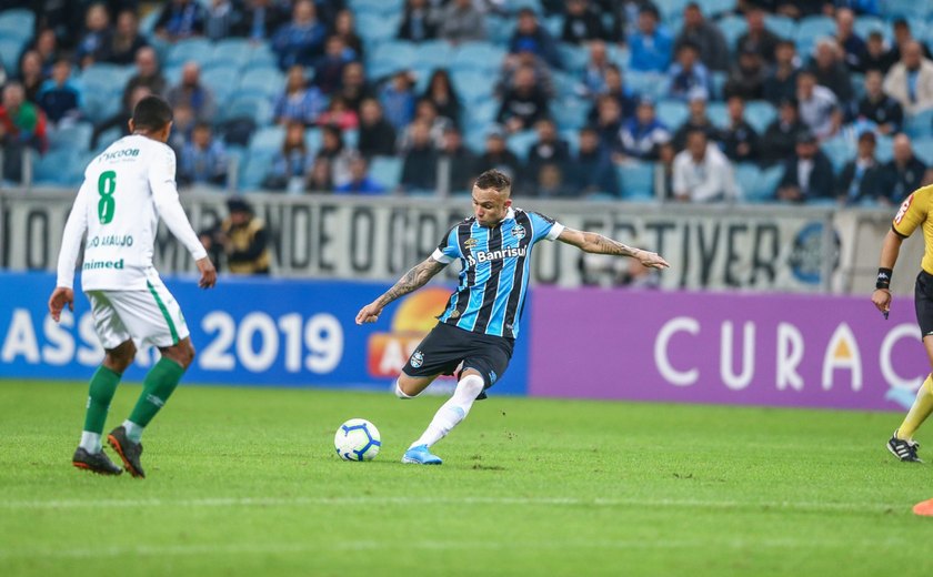 Em jogo com seis gols e polêmica com VAR, Grêmio e Chapecoense empatam por 3 a 3