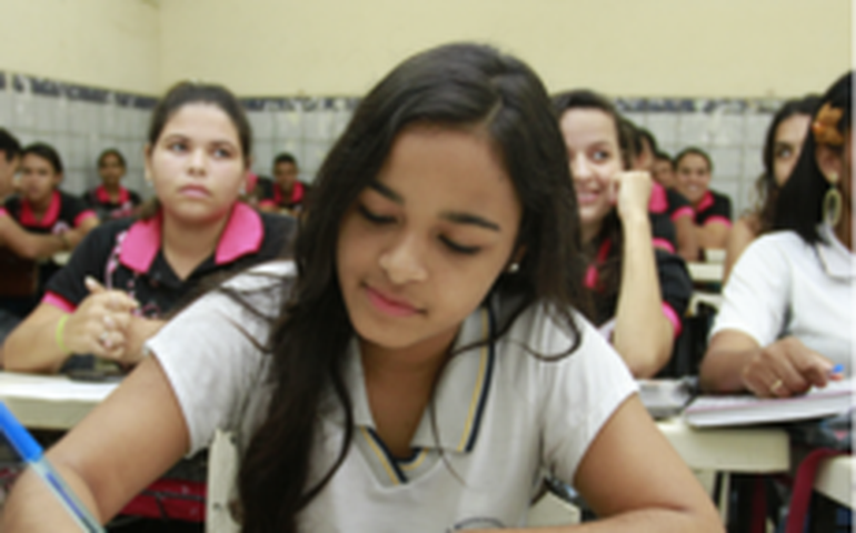 Aluna vencedora do Concurso de Redação do Senado embarca para Brasília