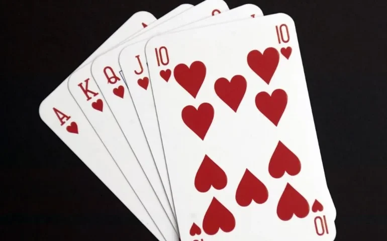 Da origem do poker no século XIX às mesas online de hoje, conheça as regras básicas e entenda por que o jogo virou febre e esporte da mente no Brasil.