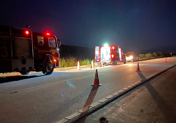 Colisão entre dois carros deixa vítima presa às ferragens