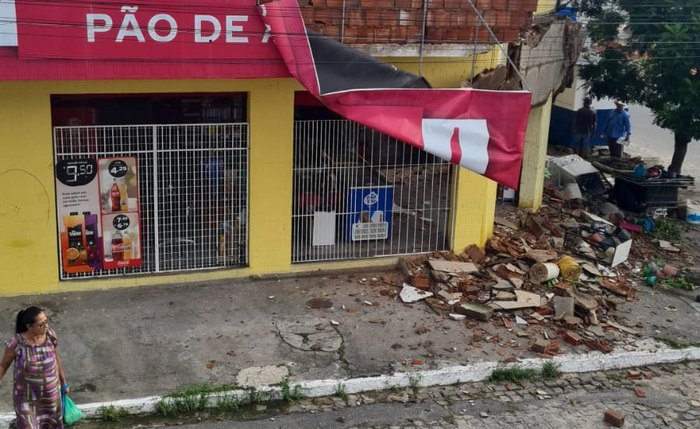 Parte da parede desabou na Panificação Pão de Açúcar, no Osman Loureiro Parte da parede desabou na Panificação Pão de Açúcar, no Osman Loureiro