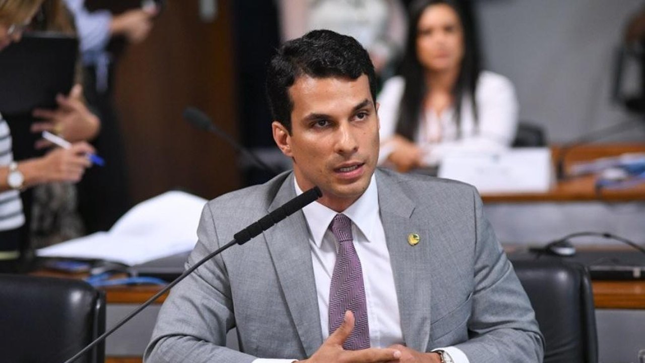 Juíza arquiva inquérito de acusação de estupro envolvendo senador Irajá Silvestre