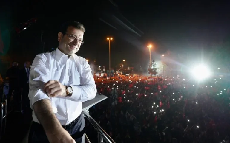 Milhares vão às ruas na Turquia protestar contra prisão de prefeito rival de Erdogan