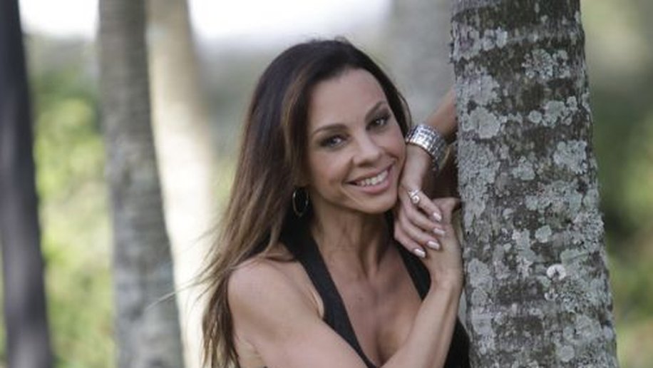 Carla Marins volta às novelas em 'Morde assopra' como uma vilã