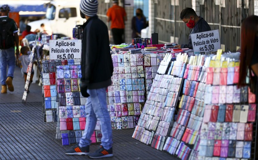 Rendimento dos brasileiros é o menor desde 2012, aponta IBGE