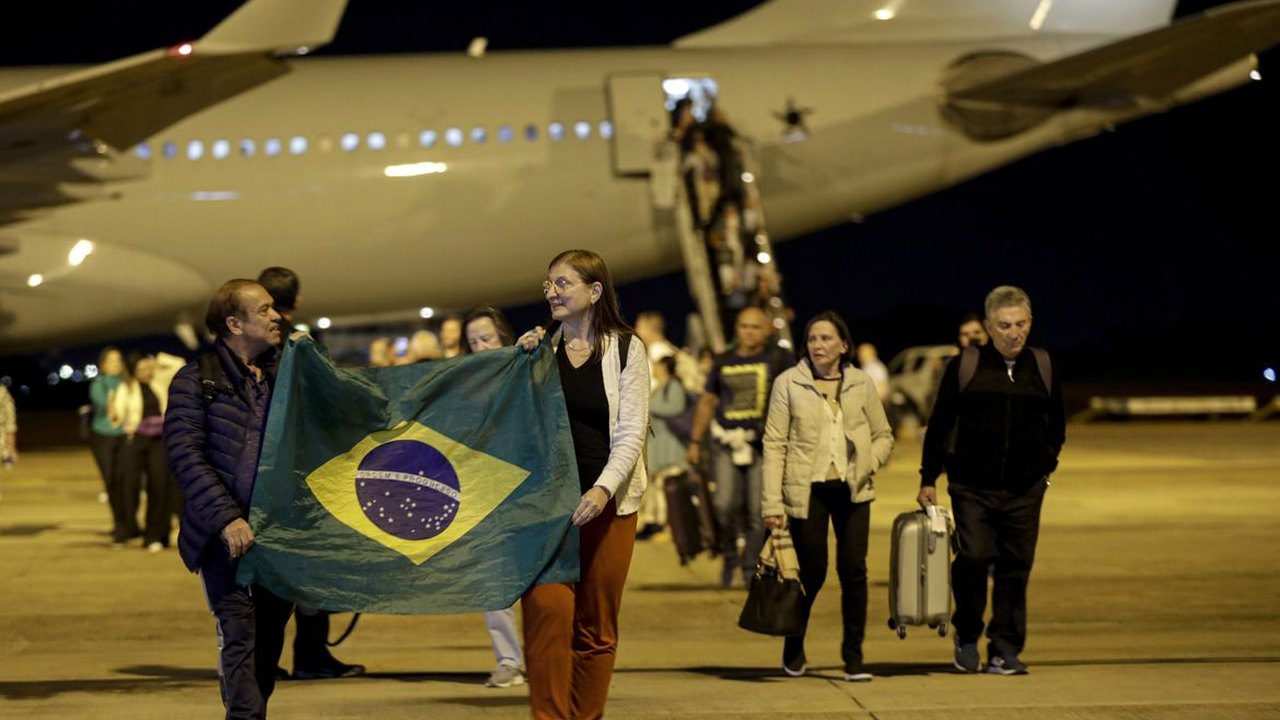 Repatriados manifestam alívio ao pisar em solo brasileiro