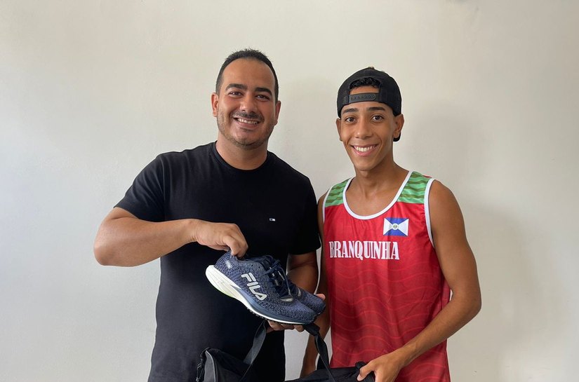 Prefeitura de Branquinha oferta Bolsa Atleta a jovem corredor