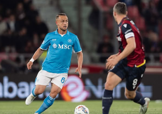 Napoli suporta enorme pressão do Bologna, mas 1 a 1 frustra planos de colar na líder Inter