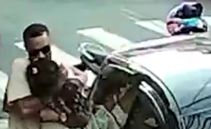 Pai abraça a filha após ela escapar do carro que atingiu crianças