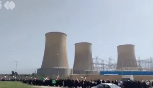 Iranianos-formam-corrente-humana-em-torno-de-usina-no-Ira-e1775574508536