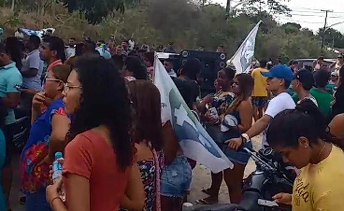 Moradores protestaram na segunda-feira contra resultado Moradores protestaram na segunda-feira contra resultado