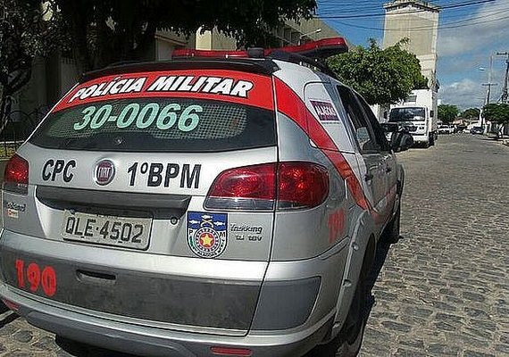 Dupla é flagrada com armas dentro de carro de app após ameaçar população no bairro de Jatiúca