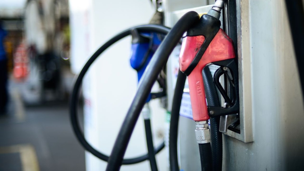 Espaço para queda da gasolina se acentua; queda poderia ser de R$ 0,46 o litro, diz Abicom