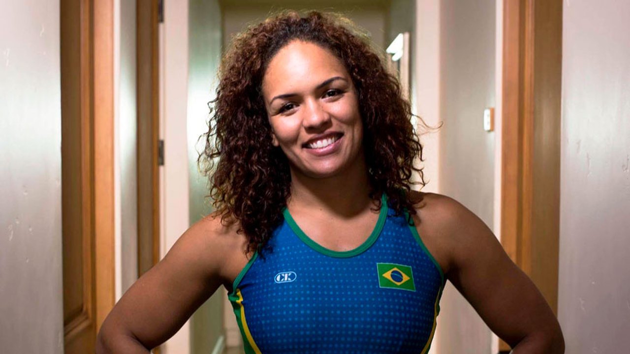 Lutadora Aline Silva faz campanha online para levar internet a comunidade carente