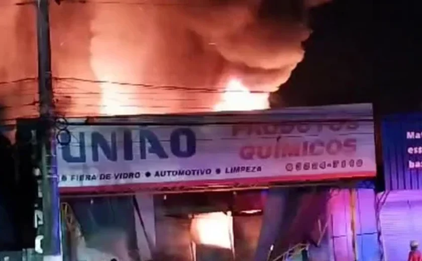 Incêndio destrói loja de produtos químicos e causa prejuízo milionário em Maceió