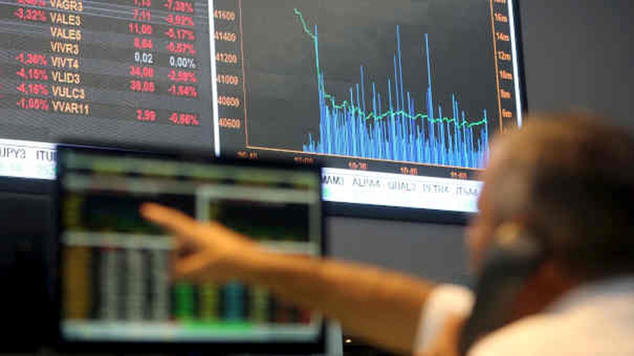 Queda das commodities e cautela externa por guerra pesam no Ibovespa