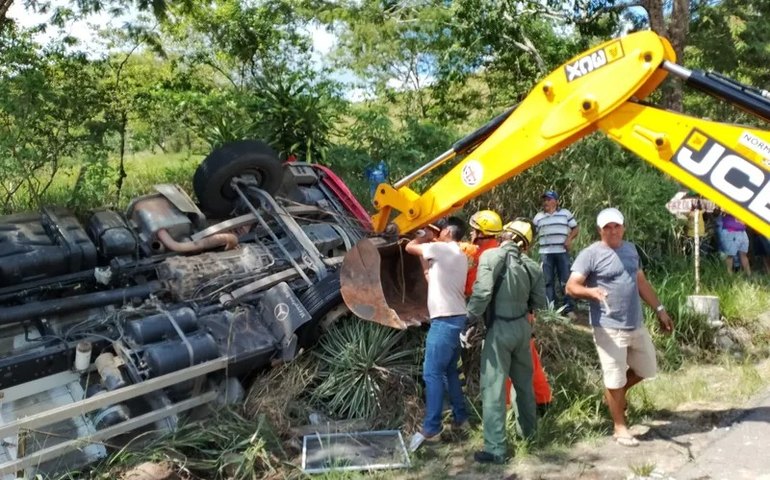 Motorista morre após ficar preso às ferragens de caminhão que capotou BR-316