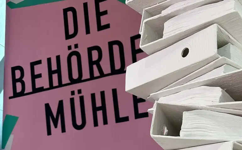Exposição em Berlim escancara burocracia em excesso e lenta digitalização da Alemanha