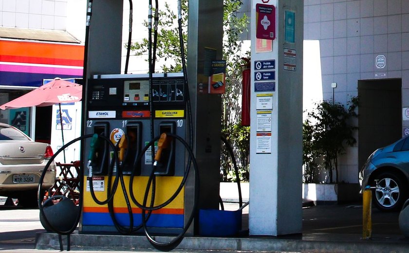 Preço da gasolina nos postos volta a subir após 15 semanas