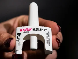 Mortes por overdose nos EUA caíram novamente em 2025, mas alguns se preocupam com mudanças nas políticas e no fornecimento de drogas.