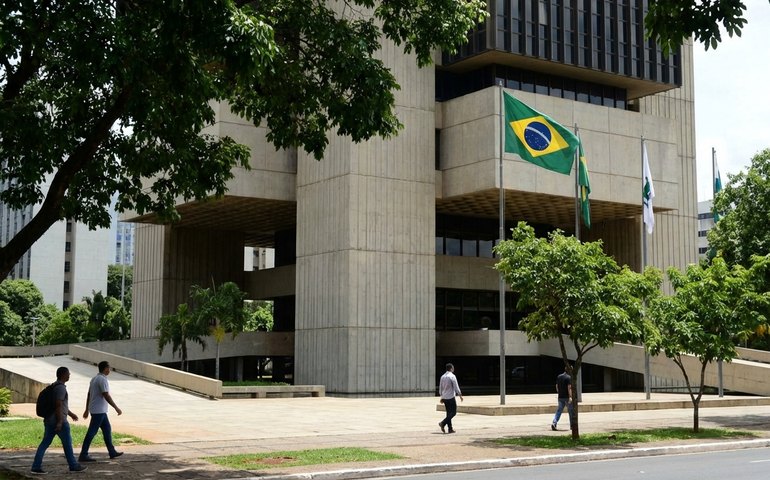 Selic prevista para o fim de 2026 recua para 12,13%, aponta Focus