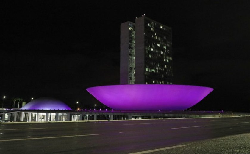 Congresso fica iluminado de roxo pelo Dia Mundial da Obesidade