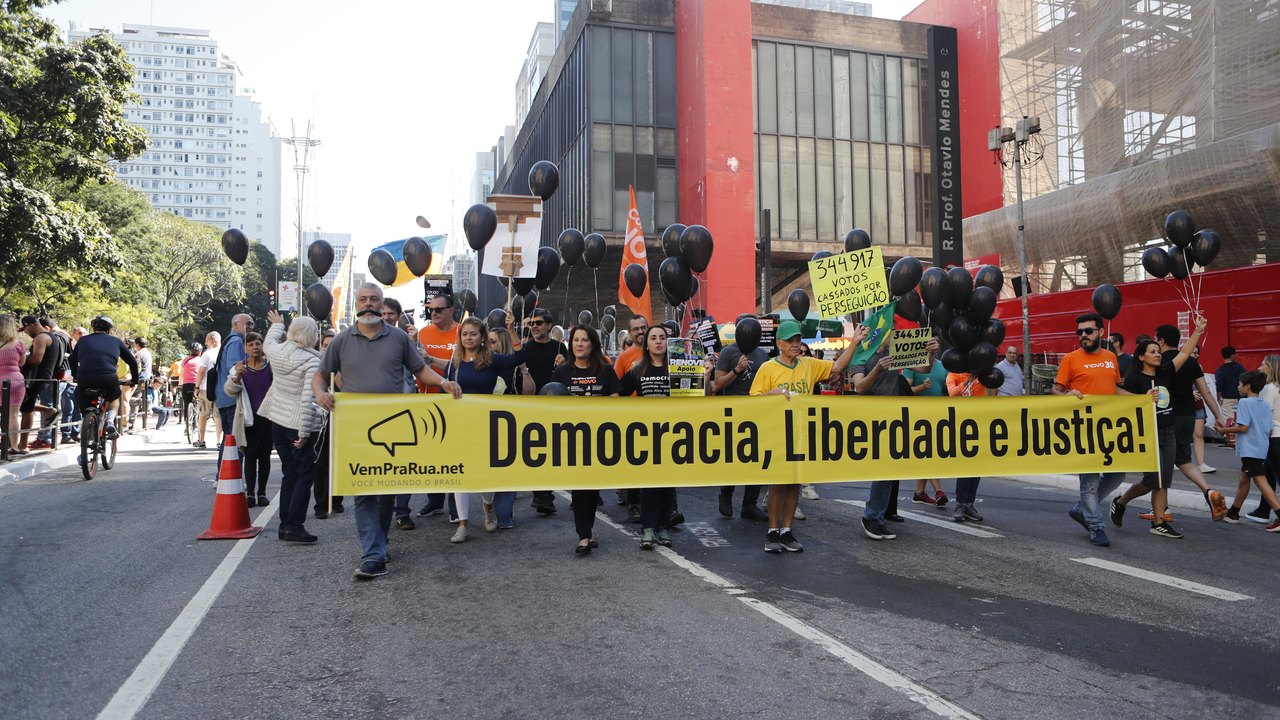 Protesto pró-Deltan em SP tem faixa contra Zanin no STF