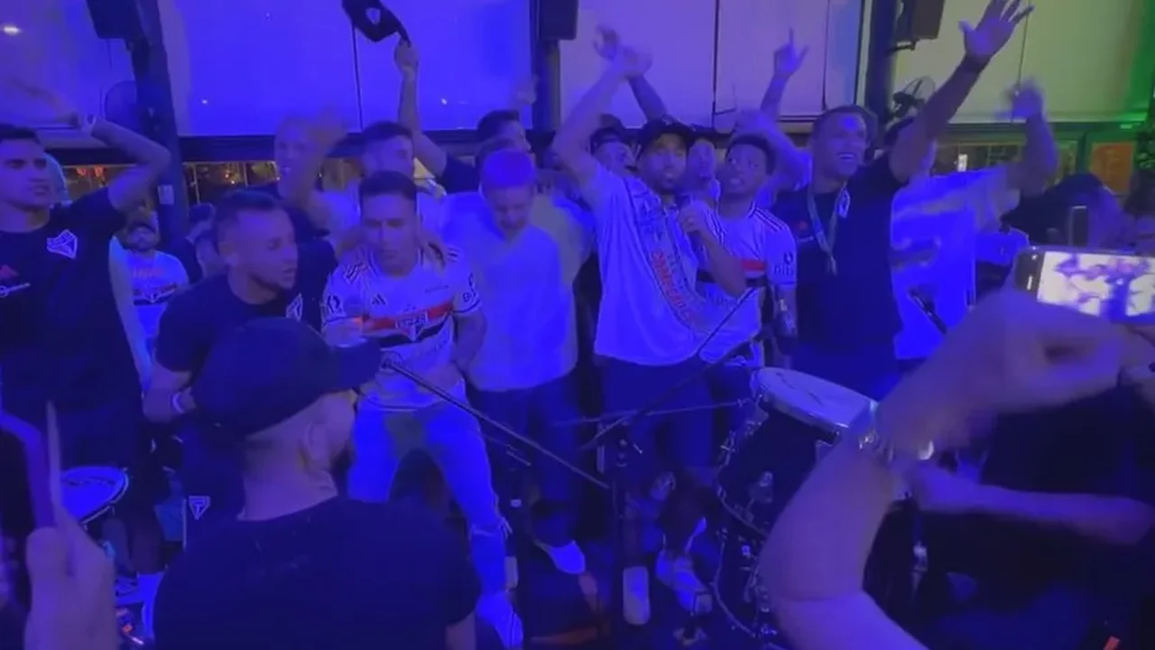Ex-Fla, Rafinha canta versão de hino rubro-negro na festa do título do São Paulo