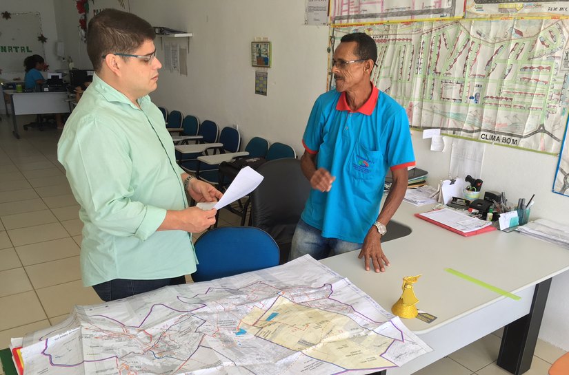 Titular da Semtabes discute melhorias com líder comunitário do Clima Bom