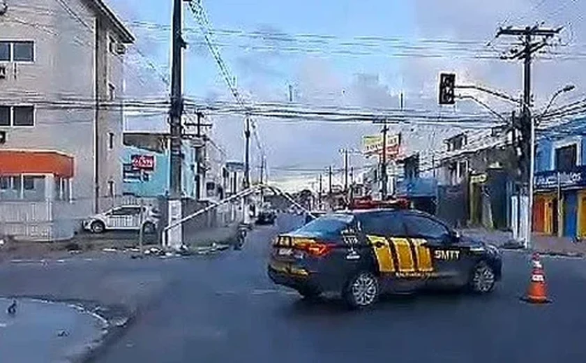 Colisão derruba semáforo na Av. Júlio Marques Luz e deixa três feridos