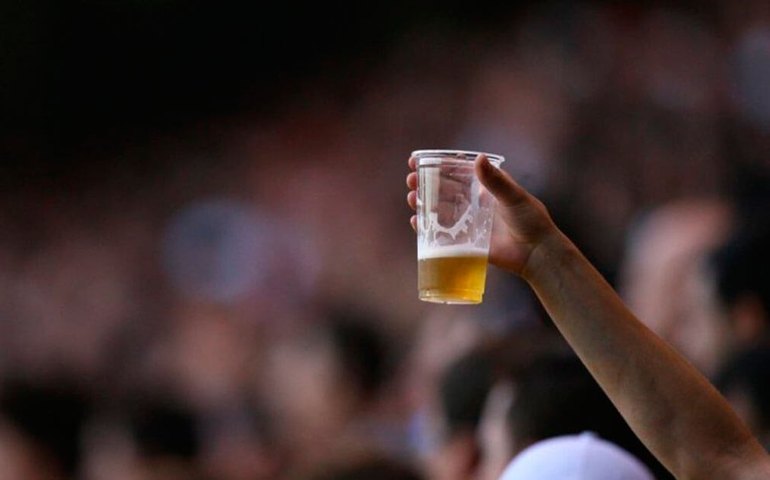 Clubes de SP fazem lobby para retomar venda de bebida alcoólica nas arenas