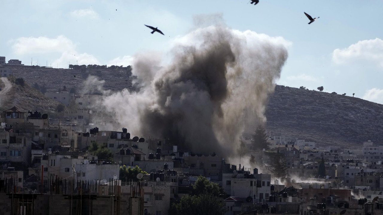 Bombardeio israelense deixa pelo menos 5 mortos em campo de refugiados na Cisjordânia