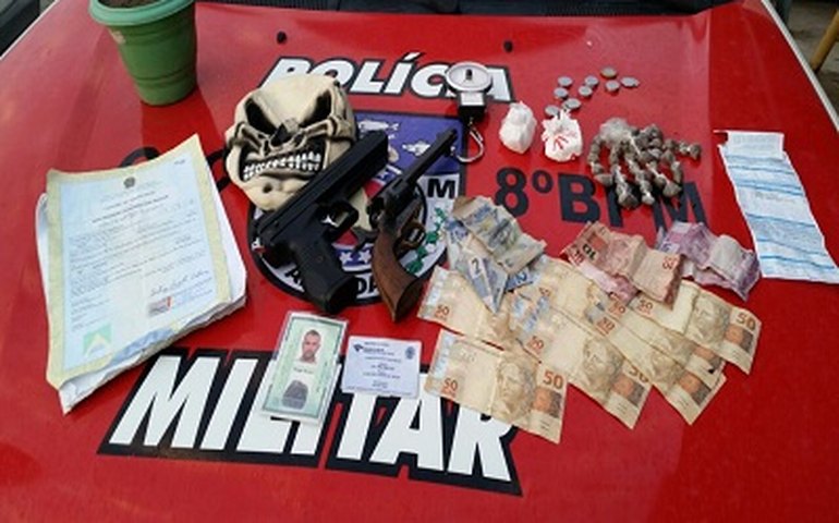 Durante ‘Operação Captura’ em Messias, dois são detidos pelo 8º BPM com arma e drogas