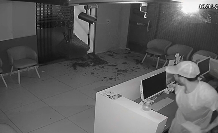 Câmeras de segurança flagraram a ação dos suspeitos durante a invasão à clínica na Ponta Verde