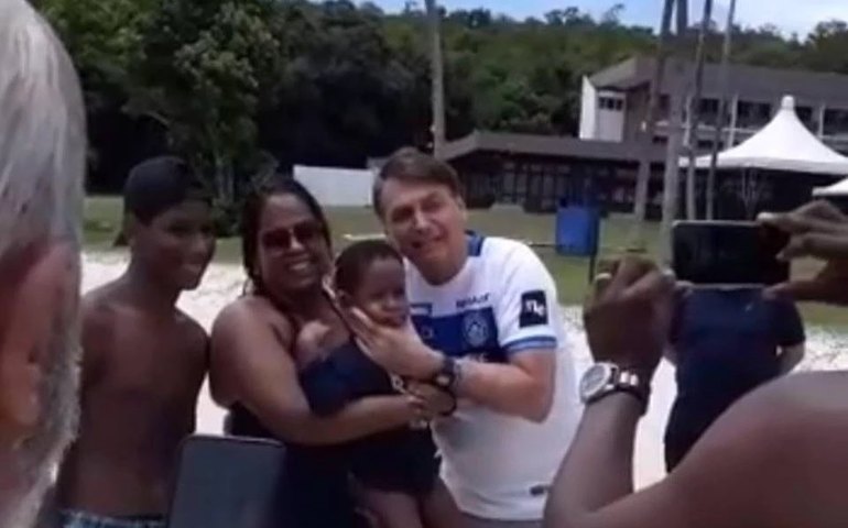 Após motociata, Bolsonaro tira foto com crianças nos ombros na Bahia