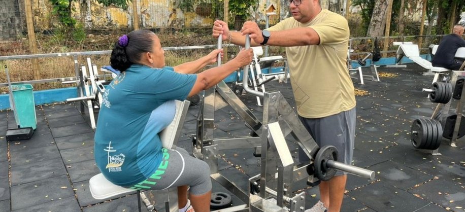 Nielson Ribeiro auxiliando a aluna da Academia do Povo em Fernão Velho. Foto: Ascom Semesp