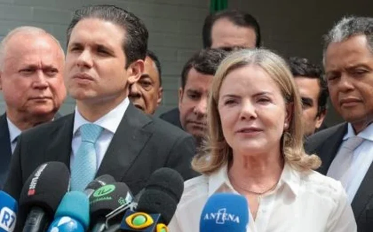 Gleisi Hoffmann se reúne com Hugo Motta em meio à crise entre Câmara e governo