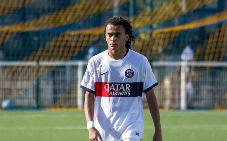 Irmão mais novo de Mbappé é relacionado pela primeira vez nos profissionais do PSG