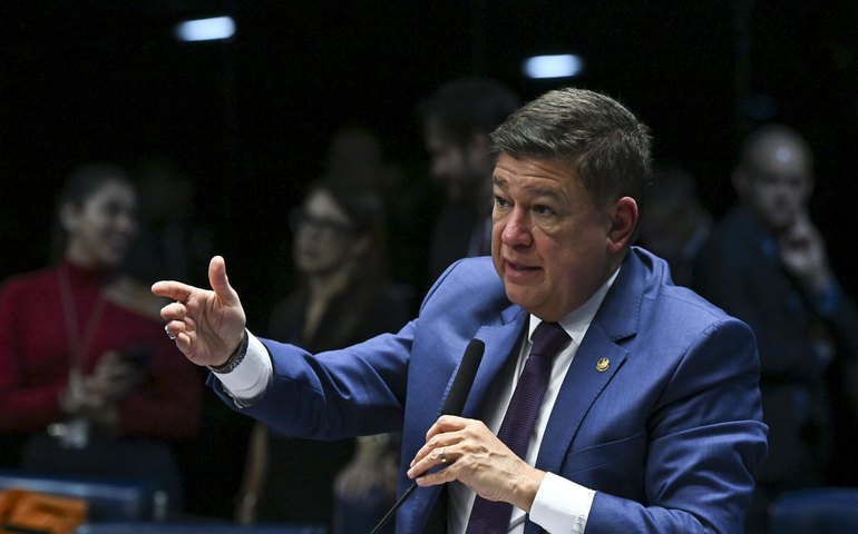 Mídia: Trump usa Bolsonaro como 'desculpa' para o tarifaço; motivo é o medo do BRICS, diz senador