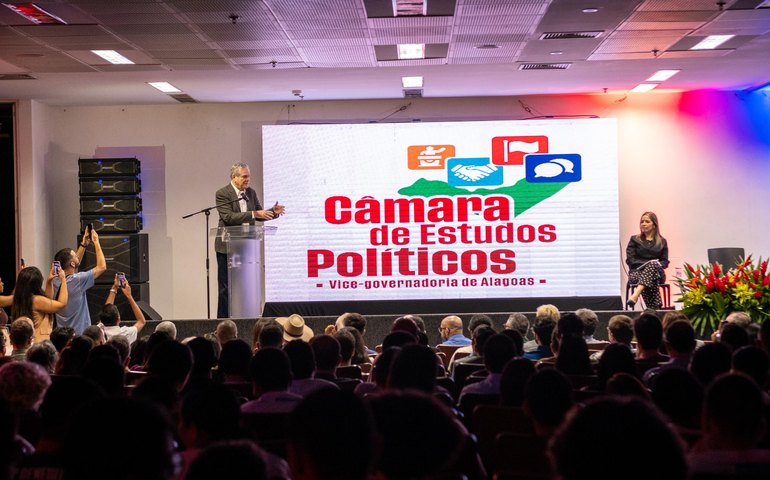 Câmara de Estudos Políticos da Vice-Governadoria de Alagoas recebe médica e deputada Jandira Feghali